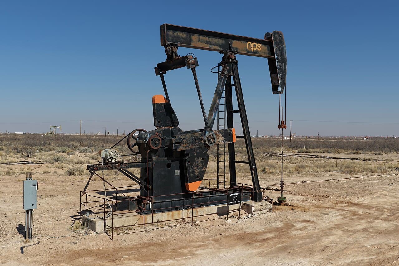 Pompe de production dans un champ petrolier